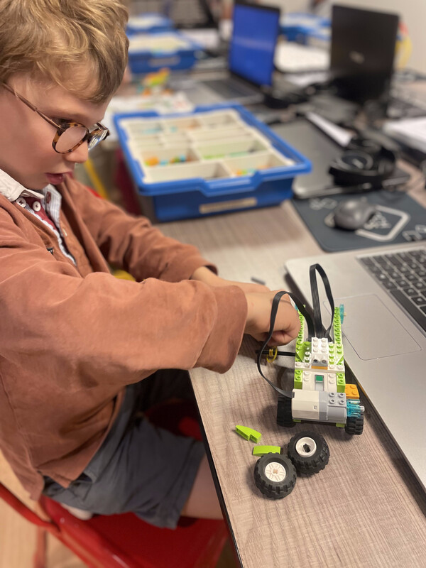 ateliers numériques pour enfants fabricattion d'un robot