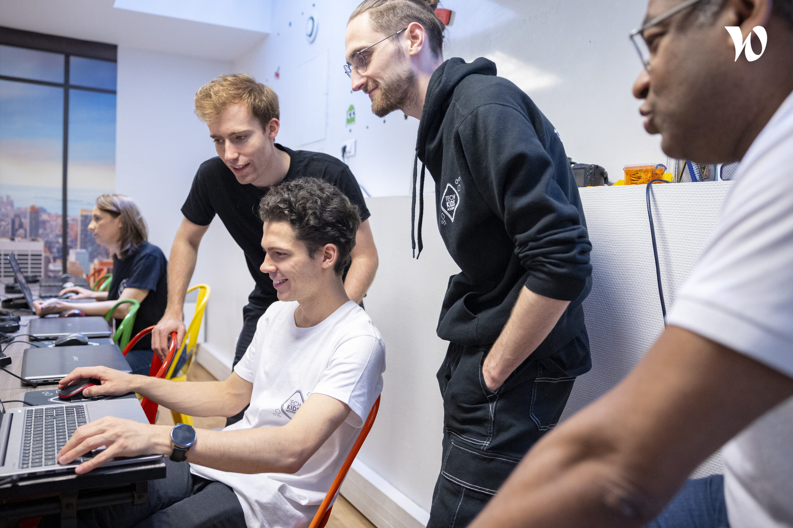 Equipe Tech Kids Academy devant ordinateur