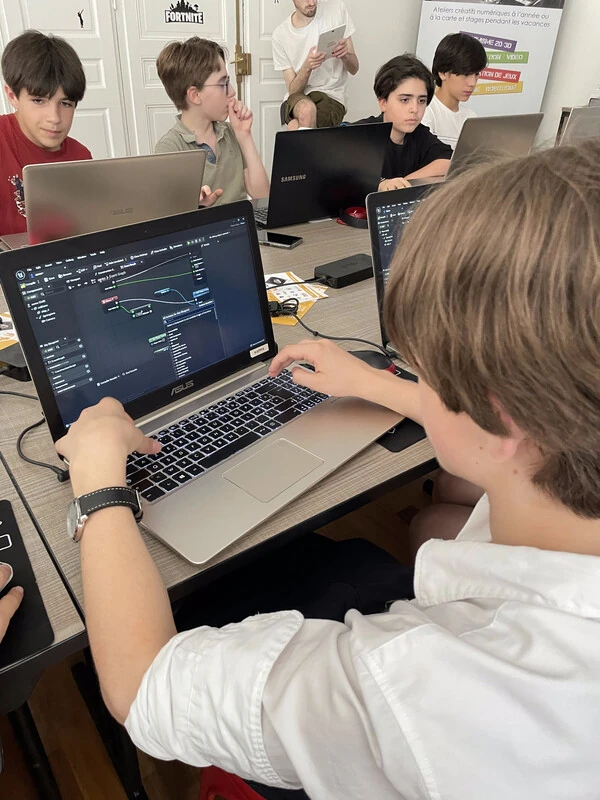 Atelier coding jeu vidéo - Enfant apprenant à coder un jeu vidéo sur Unreal 