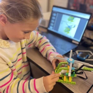 Stage robotique Lego Enfant construit et programme son hélicoptère Lego