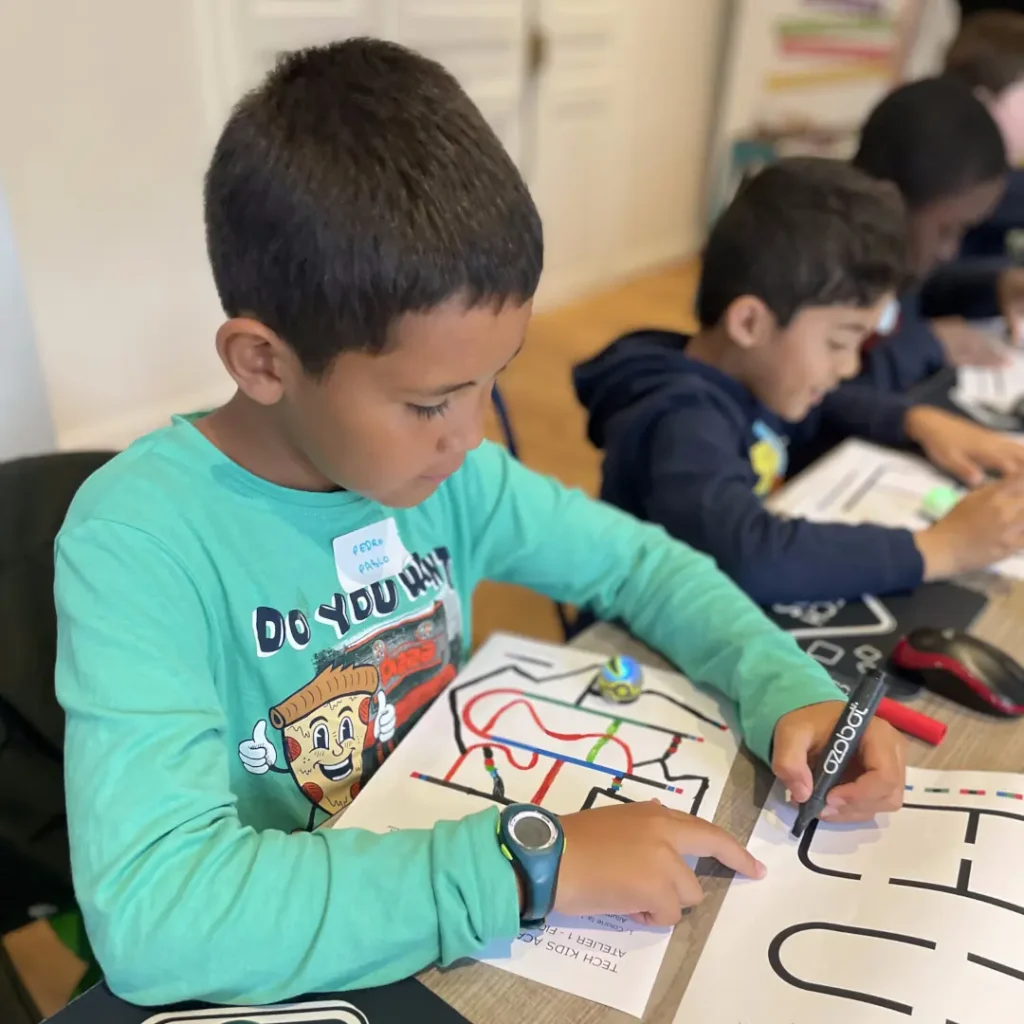 Enfant dessine son circuit pour son robot Ozobot - Stage robotique Tech Kids Academy